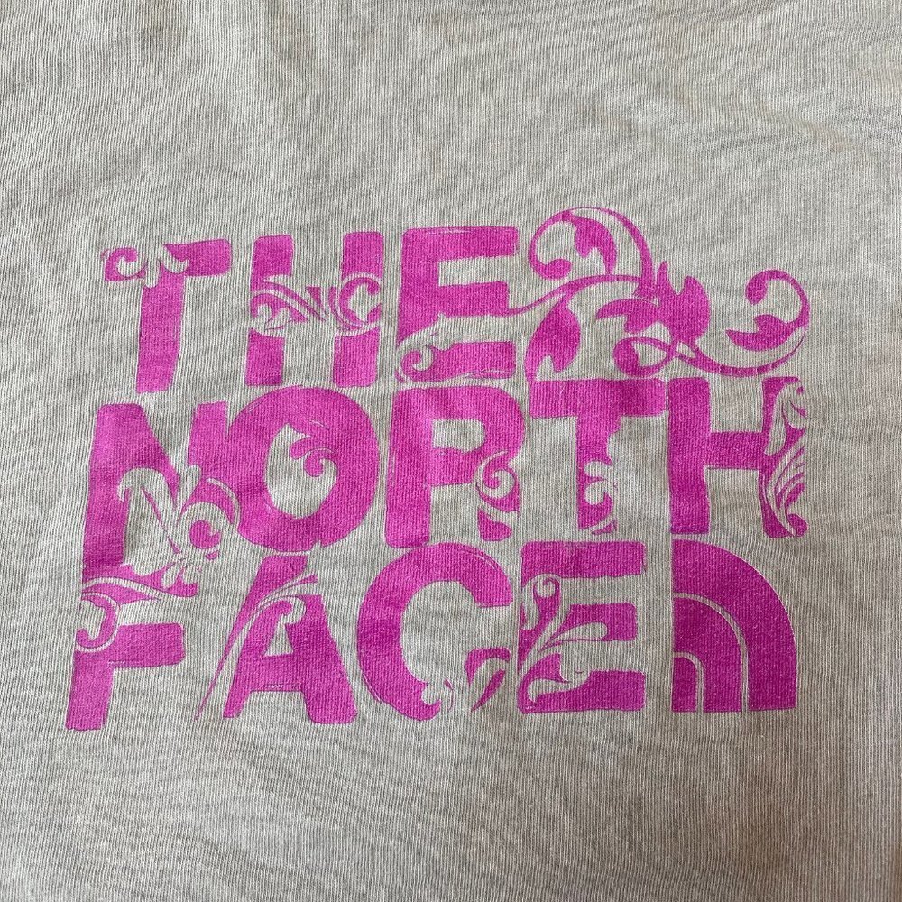 The North Face T-Shirt Womens Medium Gray Crew Neck Graphic Short Sleeve
